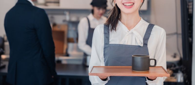 女性　カフェ店員　新人